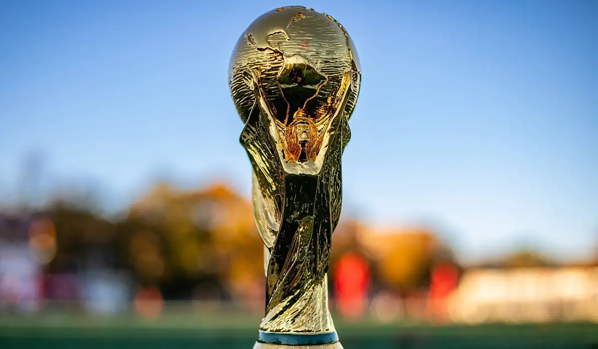 هل كأس العالم مصنوع من الذهب وكم سعره