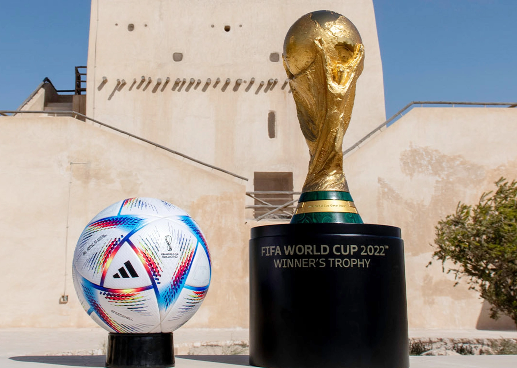 هل كأس العالم مصنوع من الذهب وكم سعره